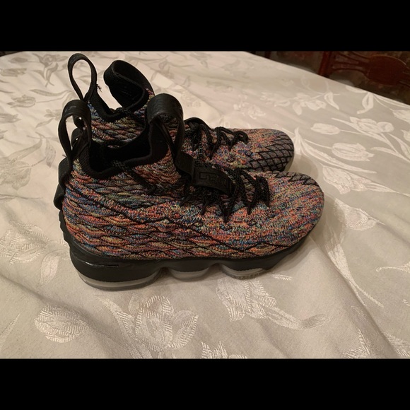 Lebron 15 multicolor (youth size 4) - Picture 3 of 6